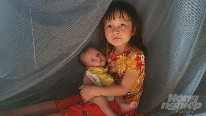 Ba chị em bé gái ở Há Ía, Cán Chu Phìn, huyện Mèo Vạc. Ảnh: Kiên Trung.