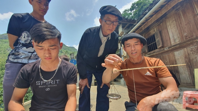 Một gia đinhg người Mông 5 thế hệ có nghề chạm bạc tại bản Lao Xa, xã Sủng Là. Ảnh: Kiên Trung.