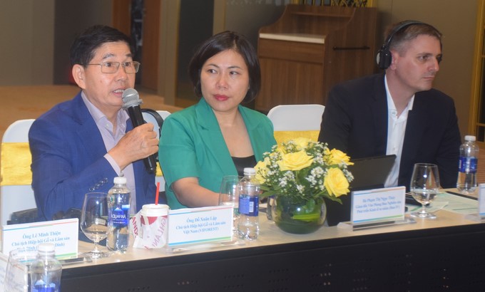 Mr. Do Xuan Lap, Chairman of VIFOREST (far left), and Mr. Philip Graovac, Deputy Country Representative of Asia Foundation in Vietnam (far right), at the workshop on the green transformation of the wood industry. Photo: V.D.T.