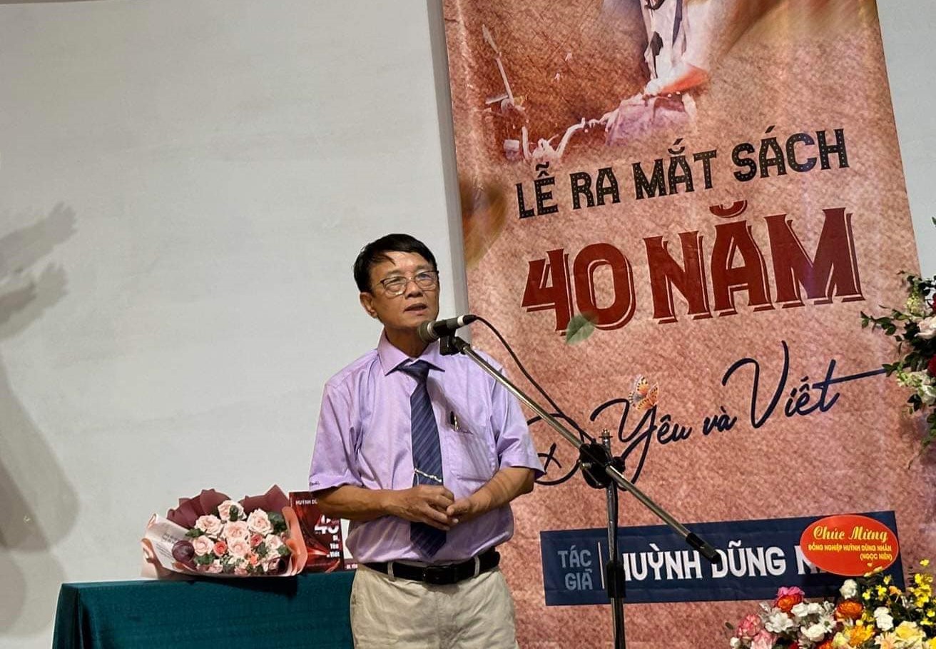 Nhà báo Huỳnh Dũng Nhân tại buổi ra mắt hồi ký sáng 17/6 tại Hà Nội.