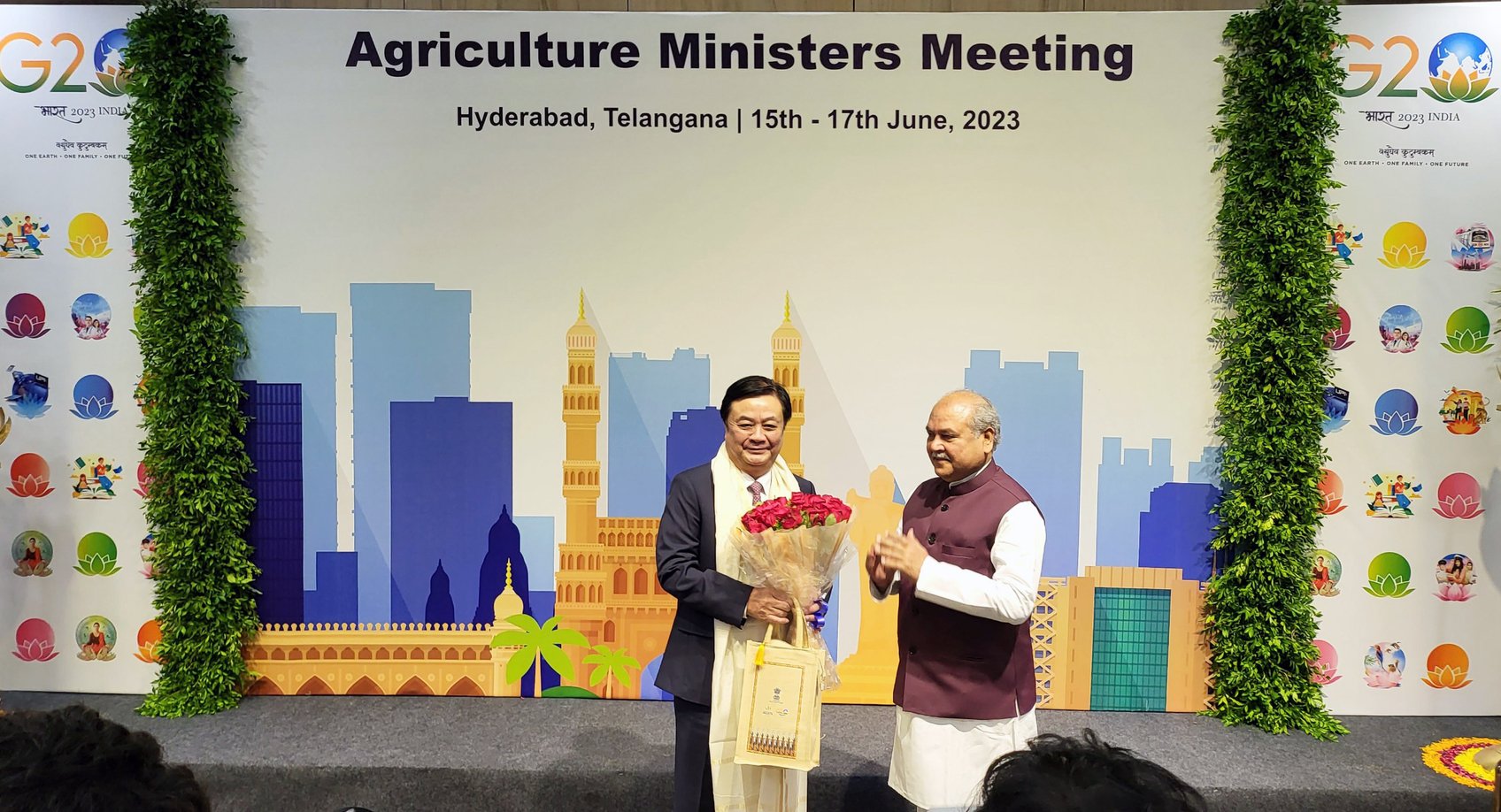 Bộ trưởng Bộ Nông nghiệp và Phúc lợi Nông dân Ấn Độ Narendra Singh Tomar chào mừng Bộ trưởng Lê Minh Hoan đến tham dự Hội nghị Bộ trưởng Nông nghiệp G20 tại Hydrabad, Ấn Độ.