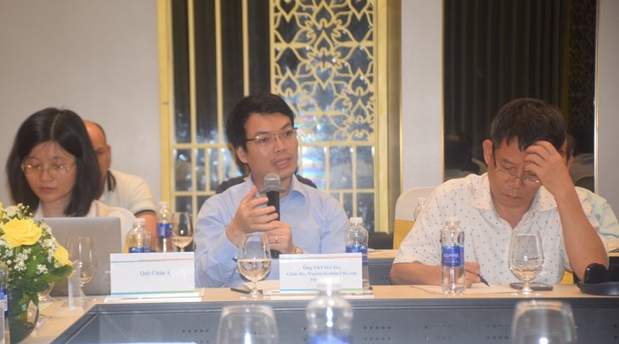 Mr. Vu Chi Cong, Senior Manager of Vinacapital’s Environment, Social, and Governance (middle), explains about carbon credits for wood enterprises. Photo: V.D.T.