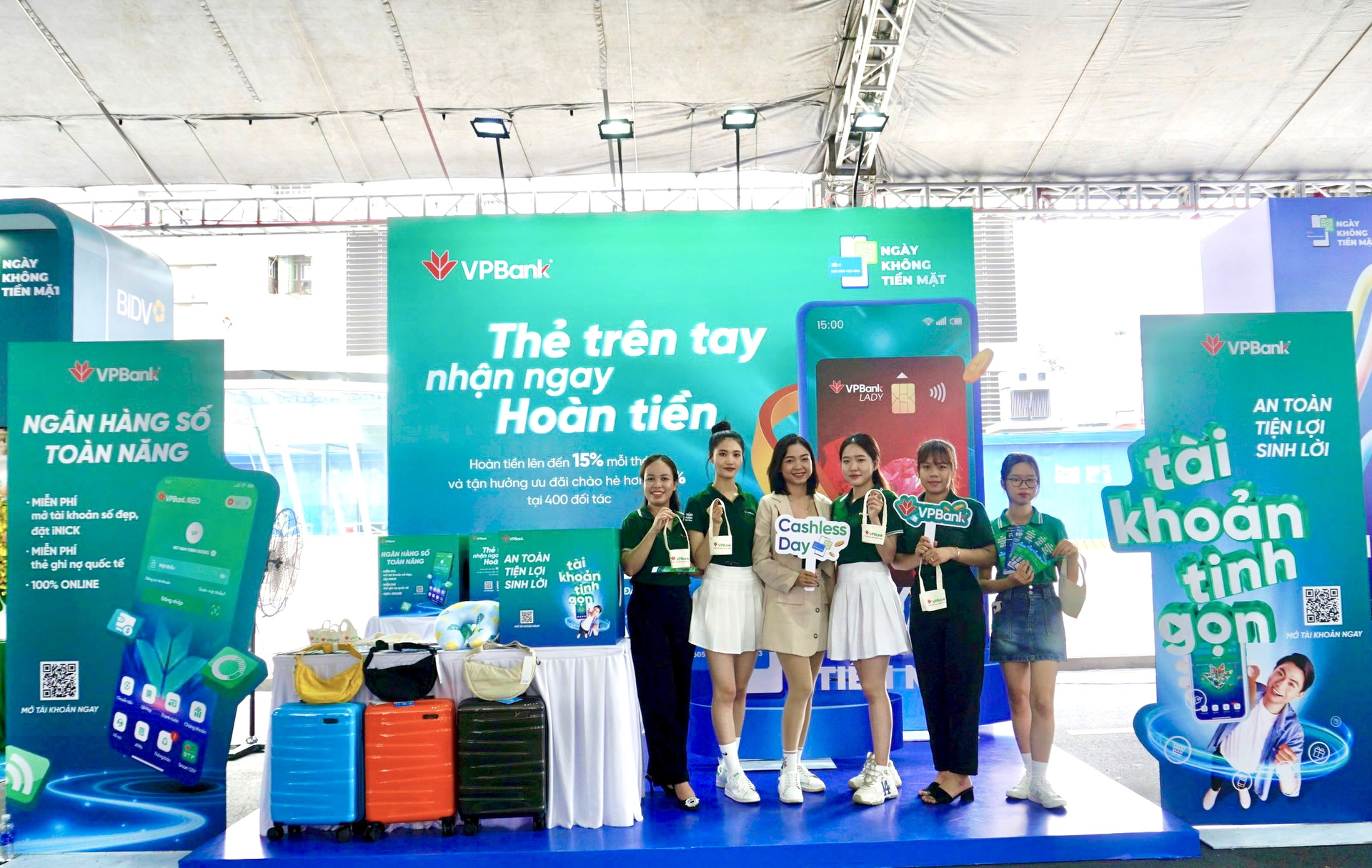 VPBank đã triển khai nhiều chương trình ưu đãi và quà tặng hấp dẫn dành cho khách hàng nhân dịp lễ hội 'Không tiền mặt - Cashless Town'. Ảnh: VPBank. 