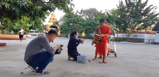 Cảnh ghi hình nhà sư đi khất thực buổi sáng tại Luang Prabang.
