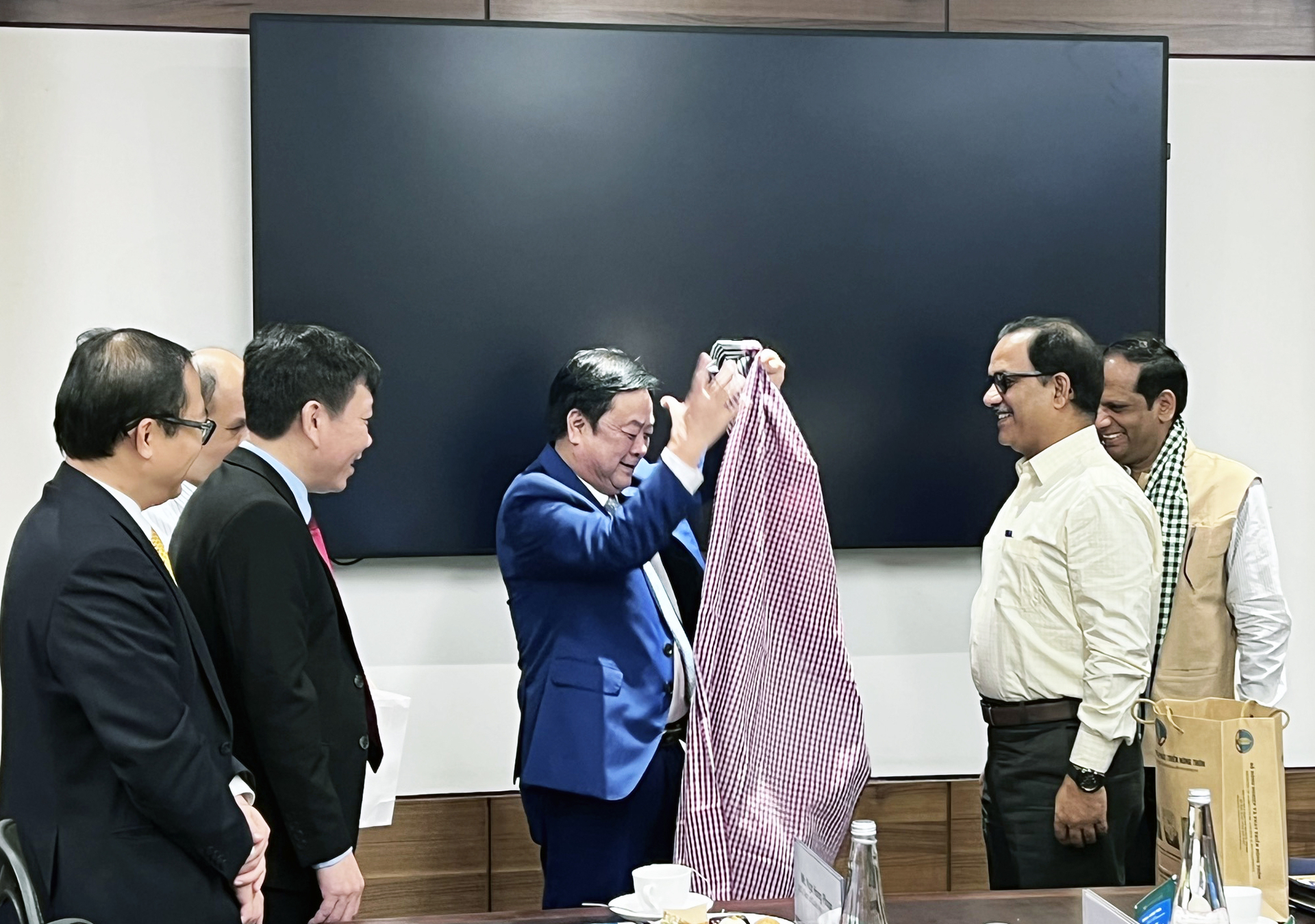 Bộ trưởng Lê Minh Hoan trao quà tặng cho Lãnh đạo Hội đồng Nghiên cứu Nông nghiệp Ấn Độ (ICAR).