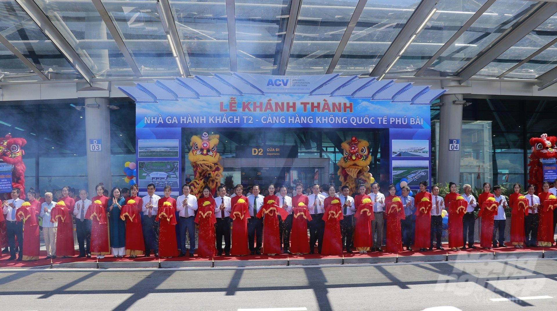 Các đại biểu Trung ương và địa phương cắt băng khánh thành Nhà ga T2 - Cảng hàng không quốc tế Phú Bài. Ảnh: CĐ.