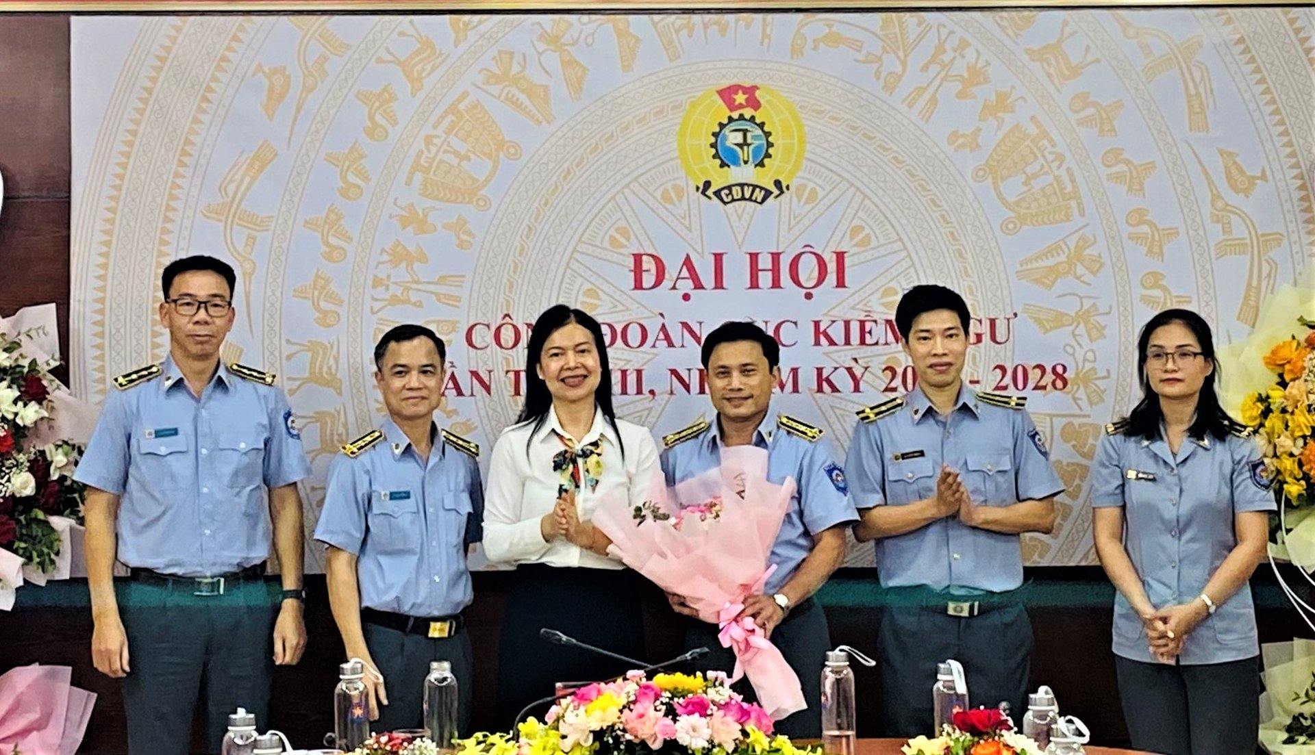 Đồng chí Vũ Thị Phương Lan (áo trắng), Chủ tịch Công đoàn Cơ quan Bộ NN-PTNT, tặng hoa chúc mừng Đại hội Công đoàn Cục Kiểm ngư nhiệm kỳ 2023 - 2028.