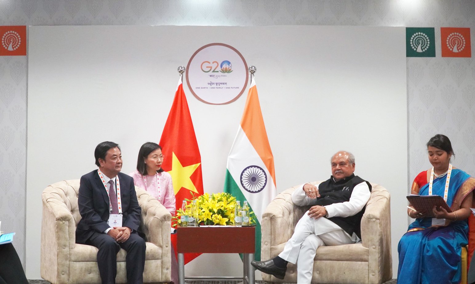 Bộ trưởng Lê Minh Hoan trao đổi với Bộ trưởng Bộ Nông nghiệp và Phúc lợi Nông dân Ấn Độ Narendra Singh Tomar.