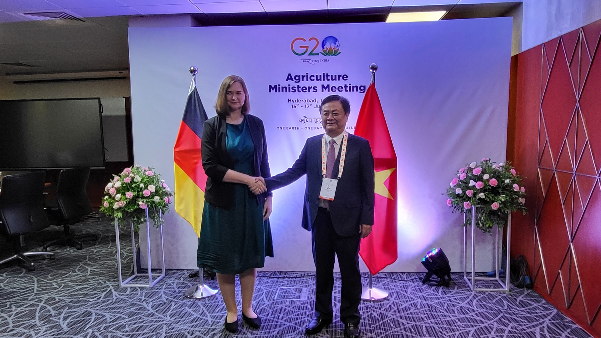 Bộ trưởng Lê Minh Hoan chụp ảnh lưu niệm với Quốc vụ khanh về Nông nghiệp và Thực phẩm của Đức Claudia Heike Müller. 