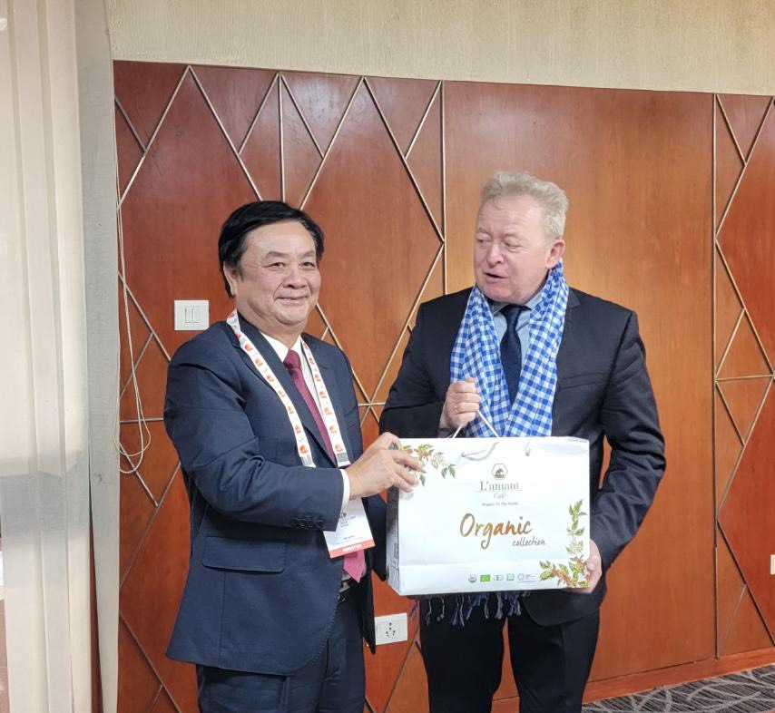 Bộ trưởng Lê Minh Hoan tặng quà cho Cao ủy Nông nghiệp EU Januez Wojciechowski. 