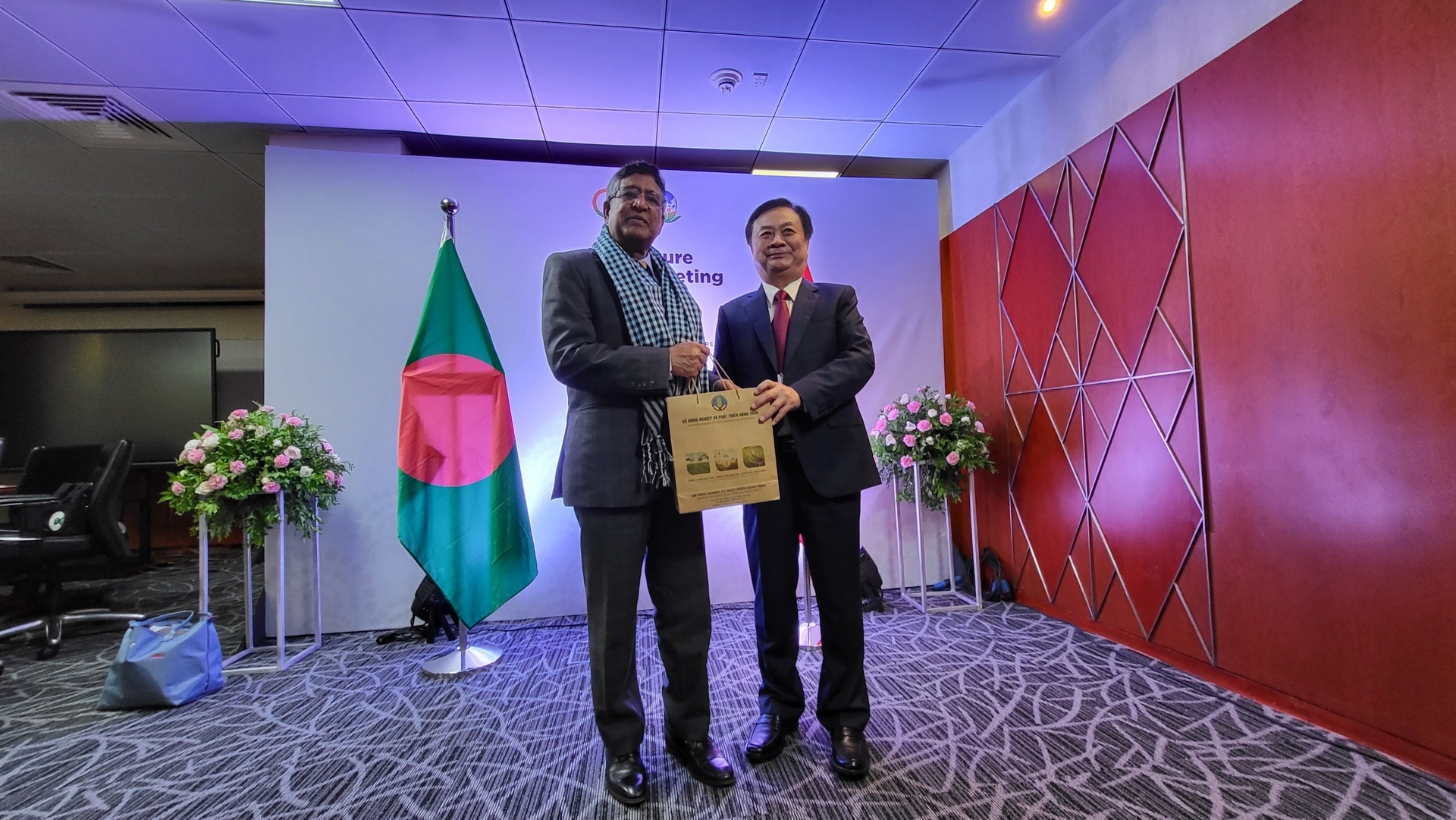 Bộ trưởng Lê Minh Hoan tặng quà cho Bộ trưởng Nông nghiệp Bangladesh Muhammad Abdur Razzaque. 