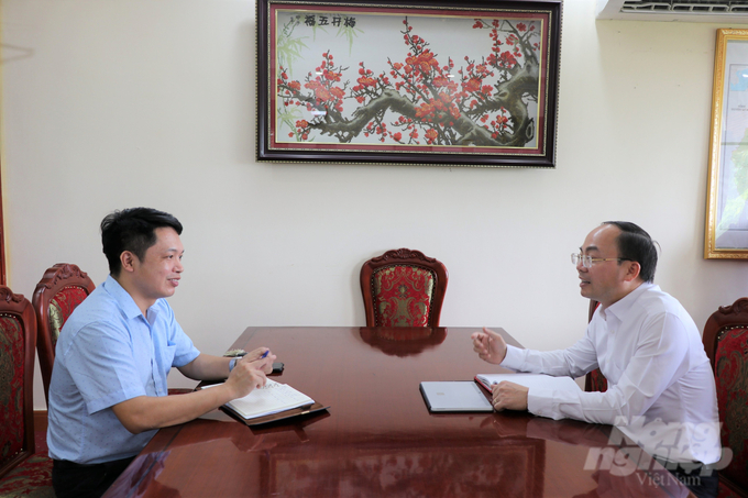 Chủ tịch UBND Bắc Kạn Nguyễn Đăng Bình (bên phải) chia sẻ với phóng viên Báo Nông nghiệp Việt Nam những câu chuyện xoay quanh về rừng Bắc Kạn - 'lá phổi xanh' của đất nước. Ảnh: Ngọc Tú.