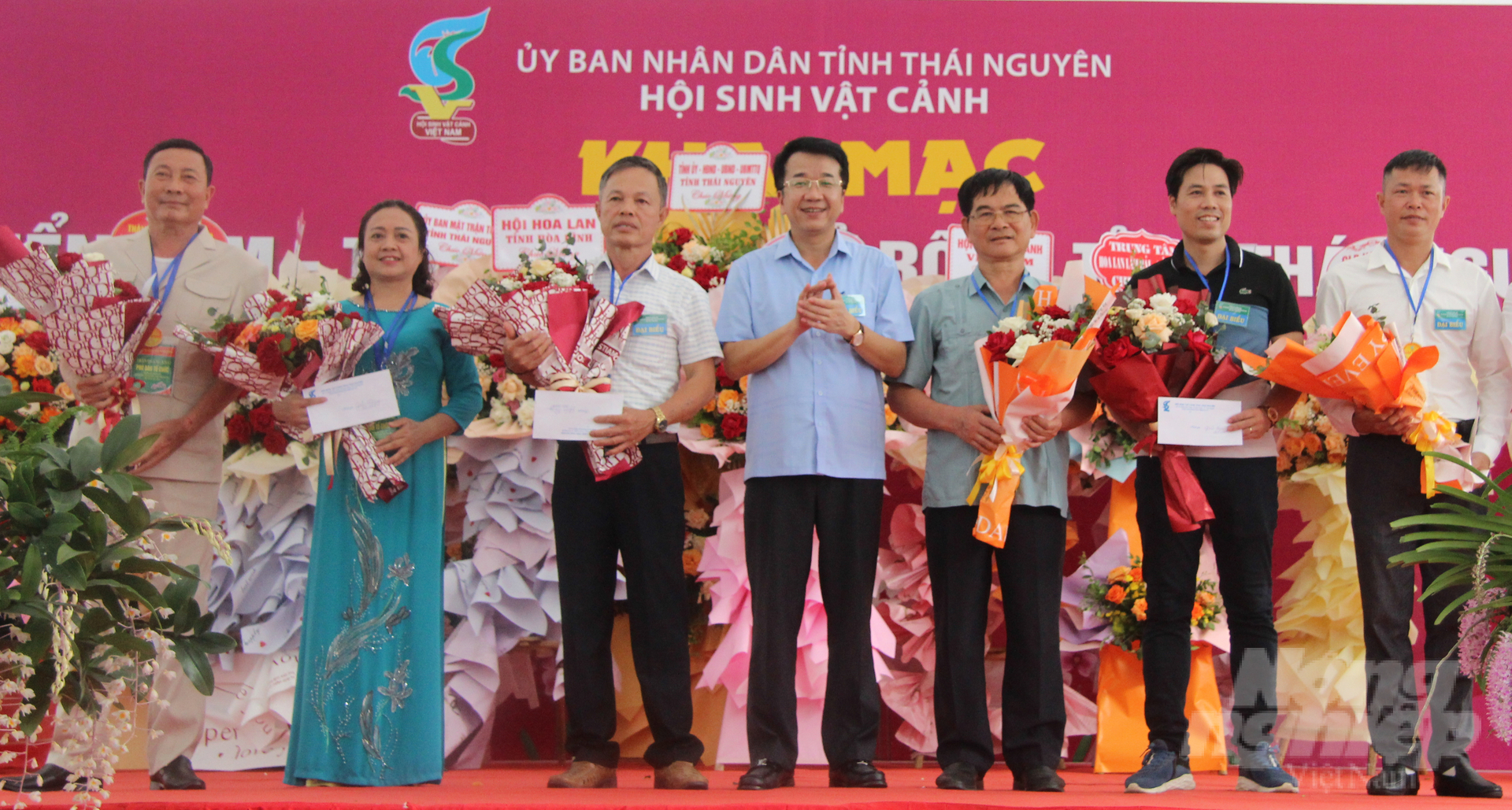 Ông Nguyễn Thanh Bình - Phó Chủ tịch UBND tỉnh Thái Nguyên thay mặt ban tổ chức trao thưởng cho các tác phẩm hoa lan xuất sắc. Ảnh: Nguyễn Hoàn.