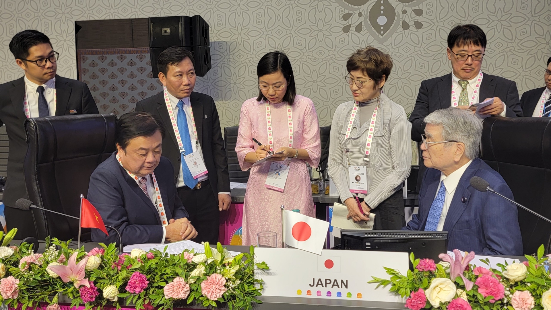 Minister Le Minh Hoan discussing on the sidelines with Mr. Tetsuro Nomura, Japanese Minister of Agriculture, Forestry and Fisheries. 