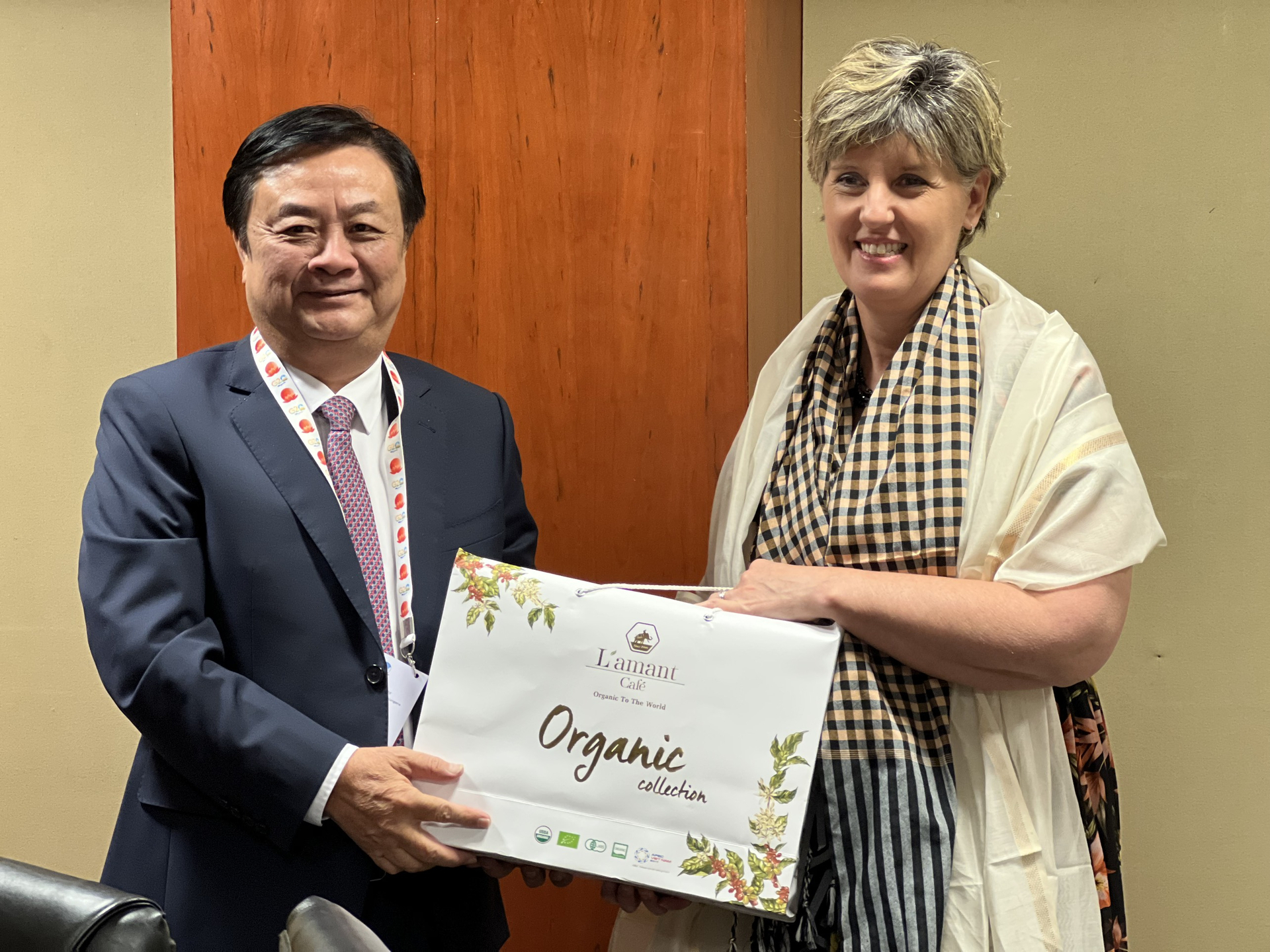 Minister Le Minh Hoan presenting souvenirs to Ms. Marie-Claude Bibeau, the Canadian Minister of Agriculture and Agri-Food. 