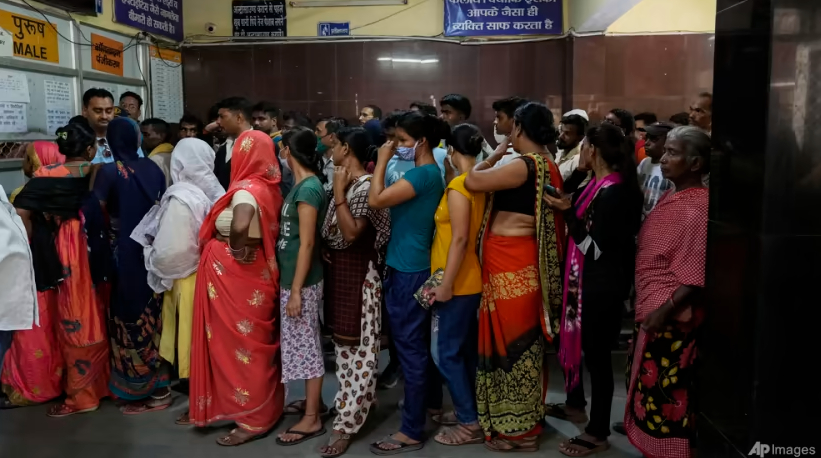 People crowd the registration counter at Tej Bahadur Sapru Hospital in Prayagraj, Uttar Pradesh state, India on Jun 23, 2022. Photo: AP/Rajesh Kumar Singh