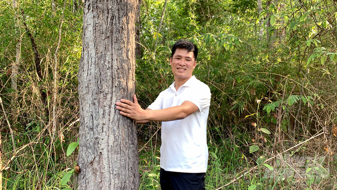 Nhờ tham gia nhận khoán trồng rừng mà anh Chu Đức Toàn (ấp 2, xã Suối Ngô, huyện Tân Châu) có thu nhập ổn định và cùng chung tay bảo vệ rừng. Ảnh: Trần Trung.