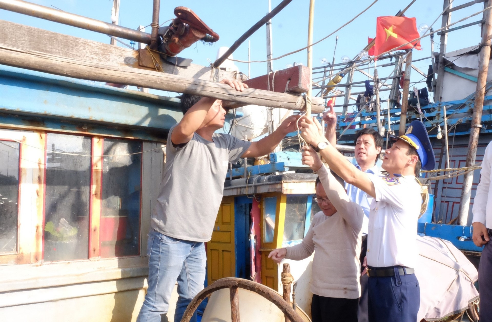 Coast Guard forces disseminate the law to fishermen in Da Nang waters.
