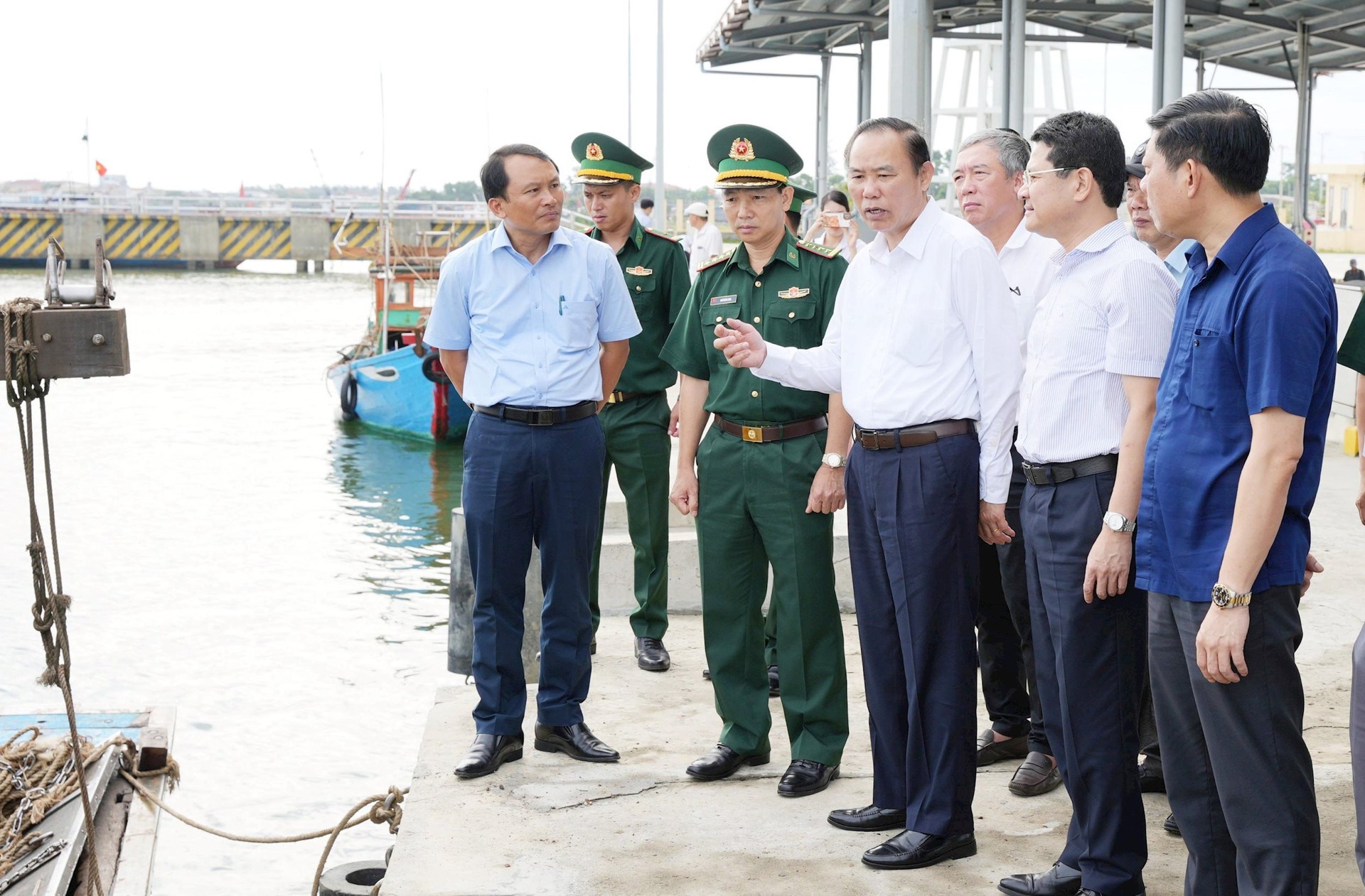 Deputy Minister Phung Duc Tien has just inspected the situation in combating IUU fishing in Thua Thien-Hue.