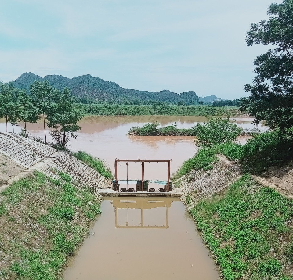 Trạm bơm Yên Tôn đang chịu áp lực lớn do nắng hạn và việc cắt điện luân phiên.