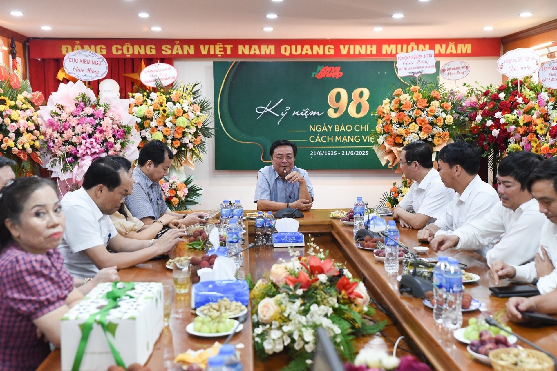 Bộ trưởng Lê Minh Hoan chúc các nhà báo vững bước trên hành trình kích hoạt sự thay đổi của người nông dân. Ảnh: Tùng Đinh.