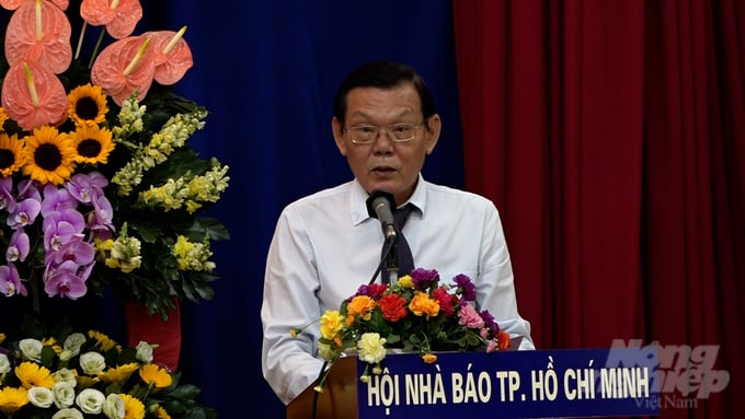 Ông Nguyễn Tấn Phong, Chủ tịch Hội Nhà báo TP.HCM phát biểu tại buổi lễ. Ảnh: Minh Sáng.