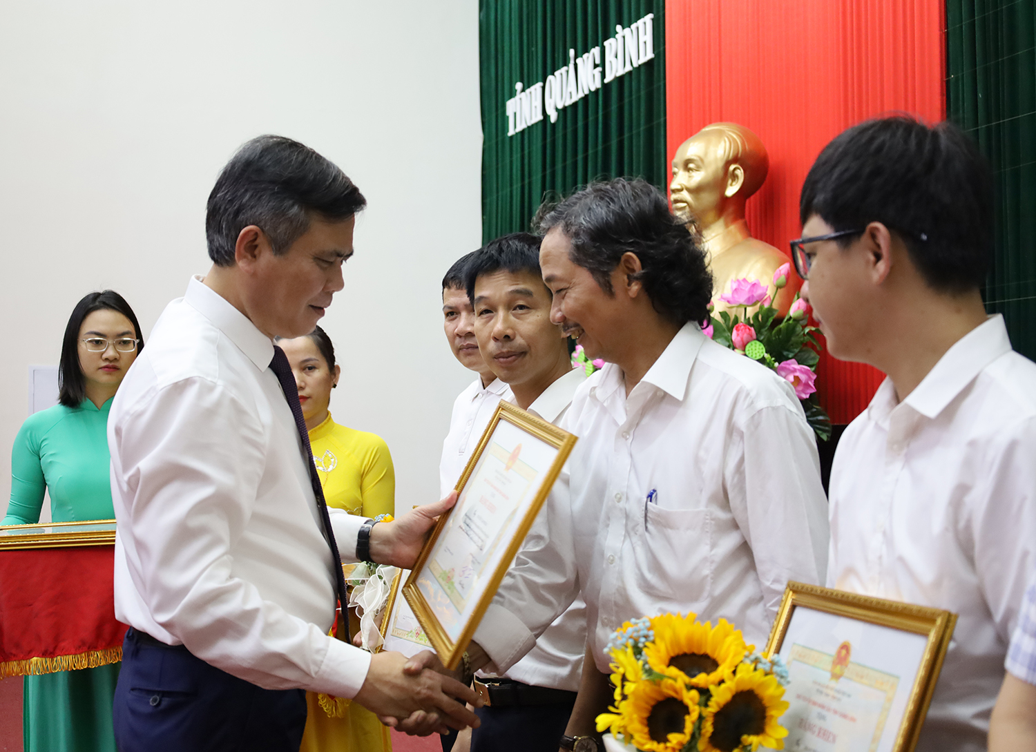 Lãnh đạo tỉnh Quảng Bình trao Bằng khen và phần thưởng Giải khuyến khích cho phóng viên Tâm Phùng với tác phẩm 'Chuyện ông Đô giữ rừng lim quý'. Ảnh: BQB.