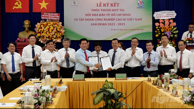 Lễ ký kết thỏa thuận hợp tác giữa Tập đoàn Công nghiêp Cao su Việt Nam và Hội Nhà báo TP.HCM, giai đoạn 2023 - 2025. Ảnh: Minh Sáng.