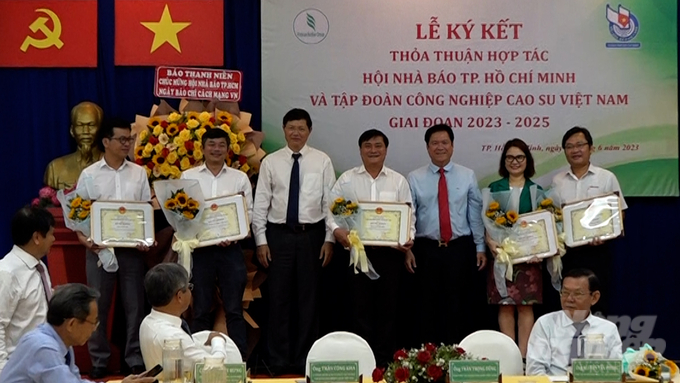 Tập đoàn Công nghiệp Cao su Việt Nam đã trao tặng Bằng khen cho Báo Nông nghiệp Việt Nam; Câu lạc bộ Phóng viên Kinh tế Nông nghiệp TP.HCM và một số đơn vị, cá nhân báo chí khác. Ảnh: Minh Sáng.