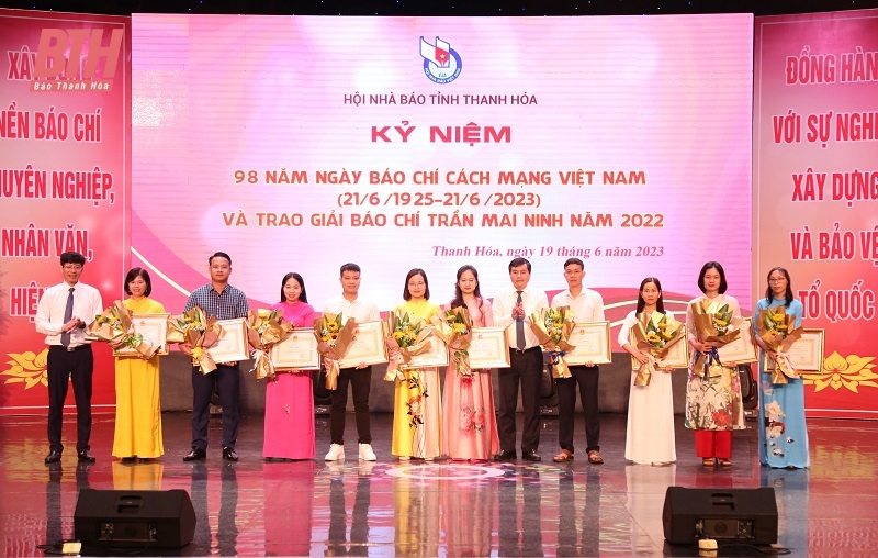 Phóng viên Trần Quốc Toản (thứ 3 từ trái sang) nhận Bằng khen và phần thưởng Giải B Giải báo chí Trần Mai Ninh với loạt bài 'Khát vọng lên bờ'. Ảnh: BTH.