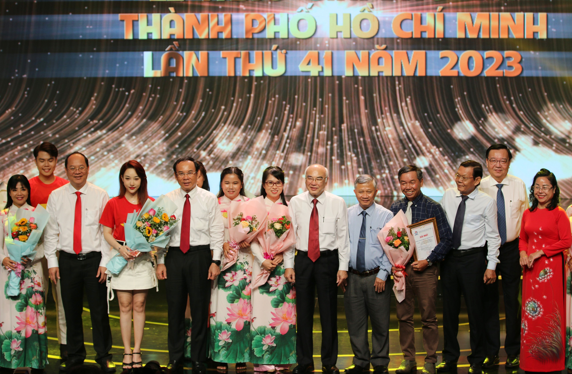 Lãnh đạo TP.HCM trao giải cho các tác giả đoạt giải tại Lễ trao Giải Báo chí TP.HCM lần thứ 41. Ảnh: T.H.
