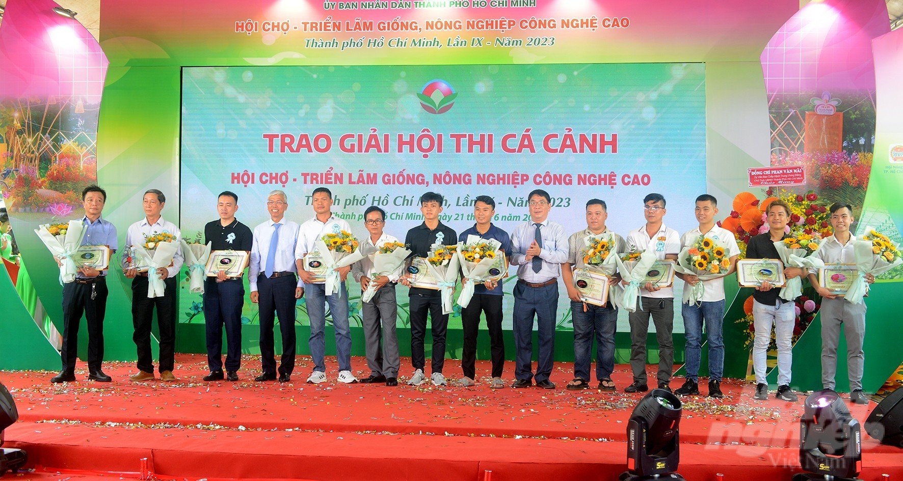 Các nghệ nhân cá cảnh đạt giải cao tại cuộc thi cá cảnh - hội thi được tổ chức trong khuôn khổ hội chợ. Ảnh: Lê Bình.