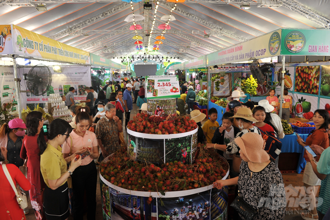 Tuần lễ tôn vinh trái cây năm 2023 Long Khánh - Đồng Nai thu hút rất đông du khách ghé tham quan thưởng lãm trái ngon. Ảnh: Hoàng Long.