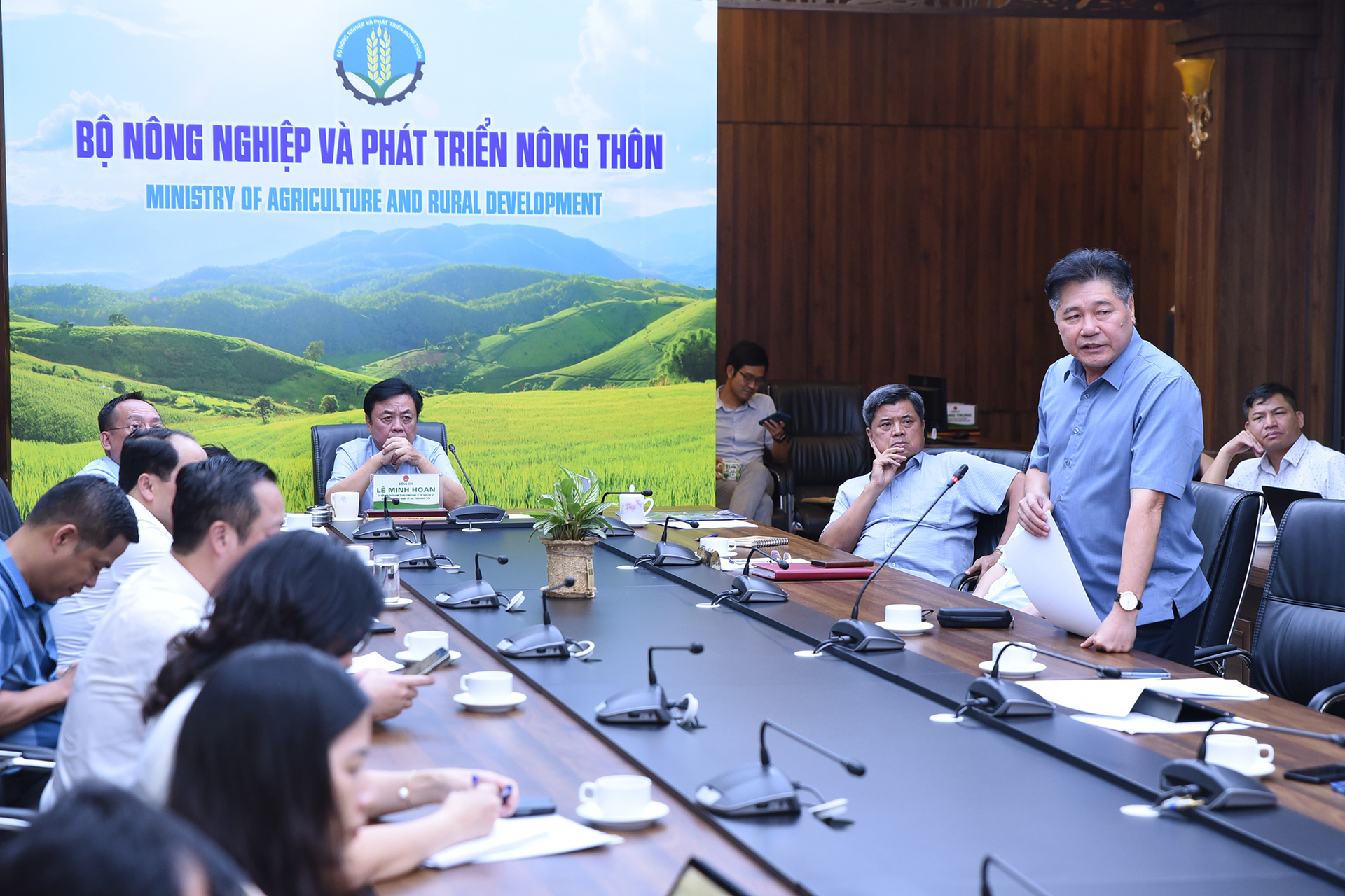 Director of the National Agricultural Extension Center for Le Quoc Thanh reported to Minister of Agriculture and Rural Development Le Minh Hoan on the contents of the working trip in Japan. Photo: Tung Dinh.