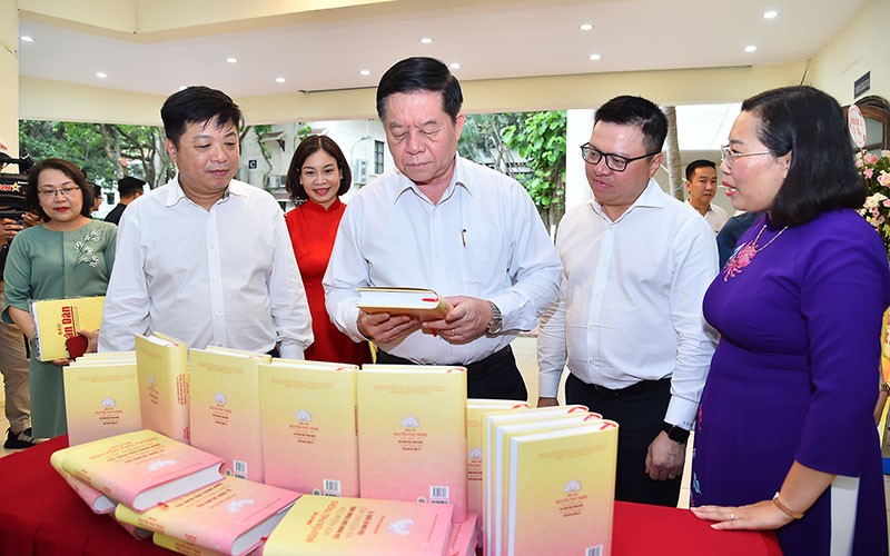 Đồng chí Nguyễn Trọng Nghĩa, Bí thư Trung ương Đảng, Trưởng Ban Tuyên giáo Trung ương cùng các đại biểu tham quan trưng bày cuốn sách. Ảnh: Thủy Nguyên.