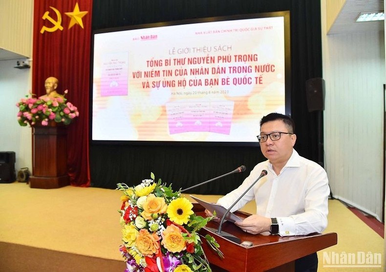 Đồng chí Lê Quốc Minh, Ủy viên Trung ương Đảng, Tổng Biên tập Báo Nhân Dân, Phó Trưởng Ban Tuyên giáo Trung ương, Chủ tịch Hội Nhà báo Việt Nam phát biểu tại buổi lễ. Ảnh: Thủy Nguyên.