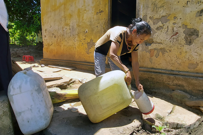 Người dân vùng Lìa huyện Hướng Hóa phải đi hàng km để tìm nước sinh hoạt. Ảnh: Võ Dũng.