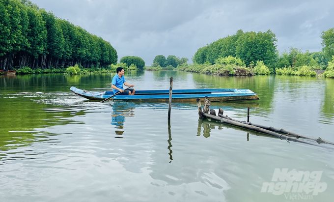 Mr. Pham Ngoc San, Secretary of Bien Nhan Hamlet, An Vien Dong commune, rowed a canoe to visit the family's shrimp. Photo: Trong Linh.
