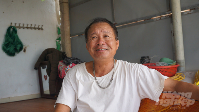 Ông Đinh Xuân Hải, chủ đầm tôm thẻ chân trắng công nghệ cao tại thôn Sơn Trang, xã Hoằng Yến. Ảnh: Quốc Toản.