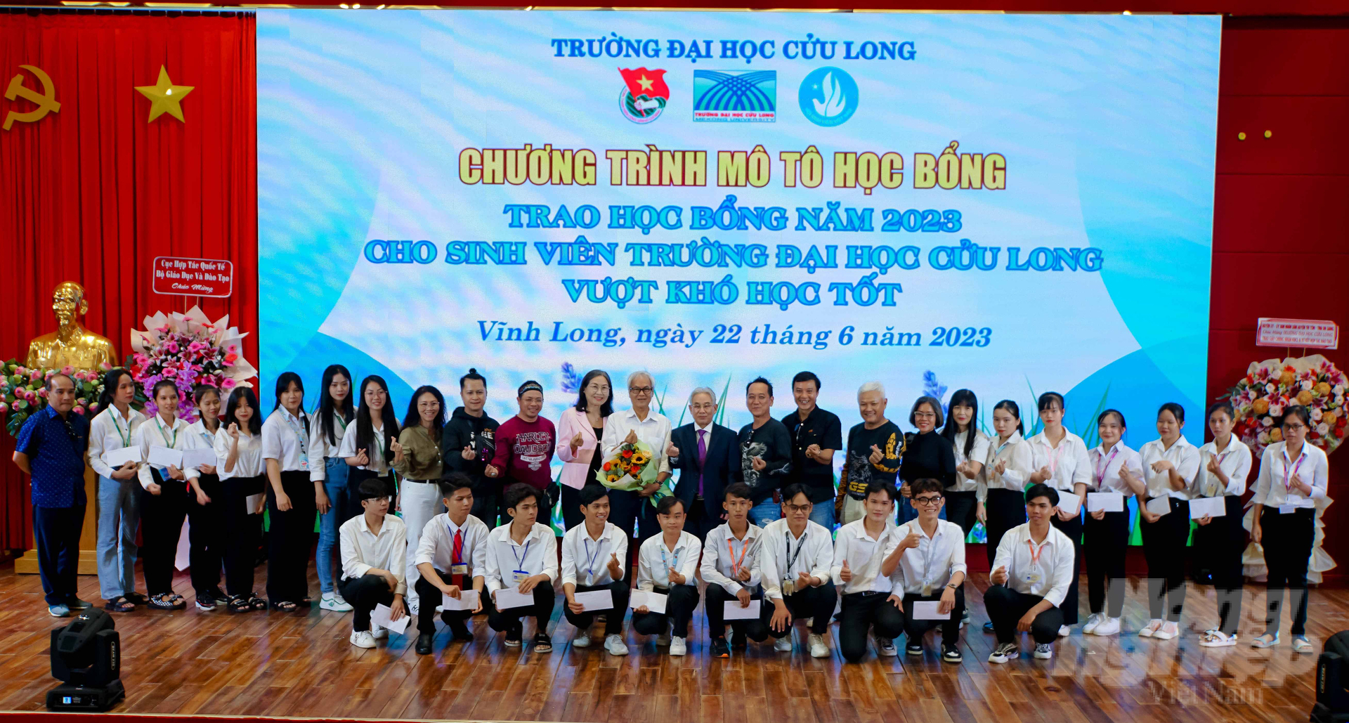 25 suất học bổng được trường ĐH Cửu Long và Quỹ 'Mô tô học bổng' cho sinh viên có hoàn cảnh khó khăn, học giỏi. Ảnh: Lê Bình.