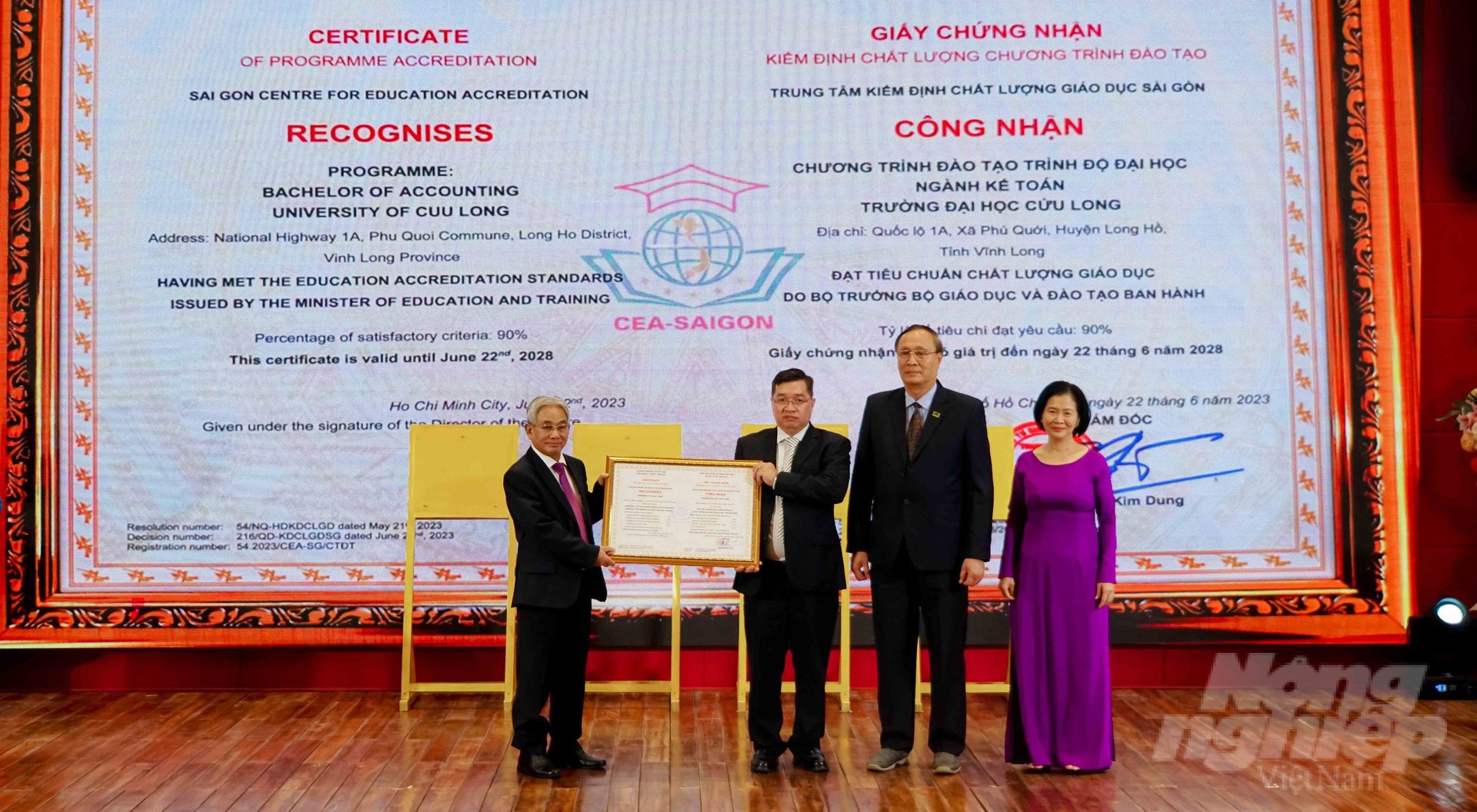 Ban Giám hiệu trường ĐH Cửu Long đón nhận giấy chứng nhận đạt kiểm định chất lượng cơ sở giáo dục chu kỳ 2 theo quy định của Bộ GD&ĐT. Ảnh: Lê Bình.