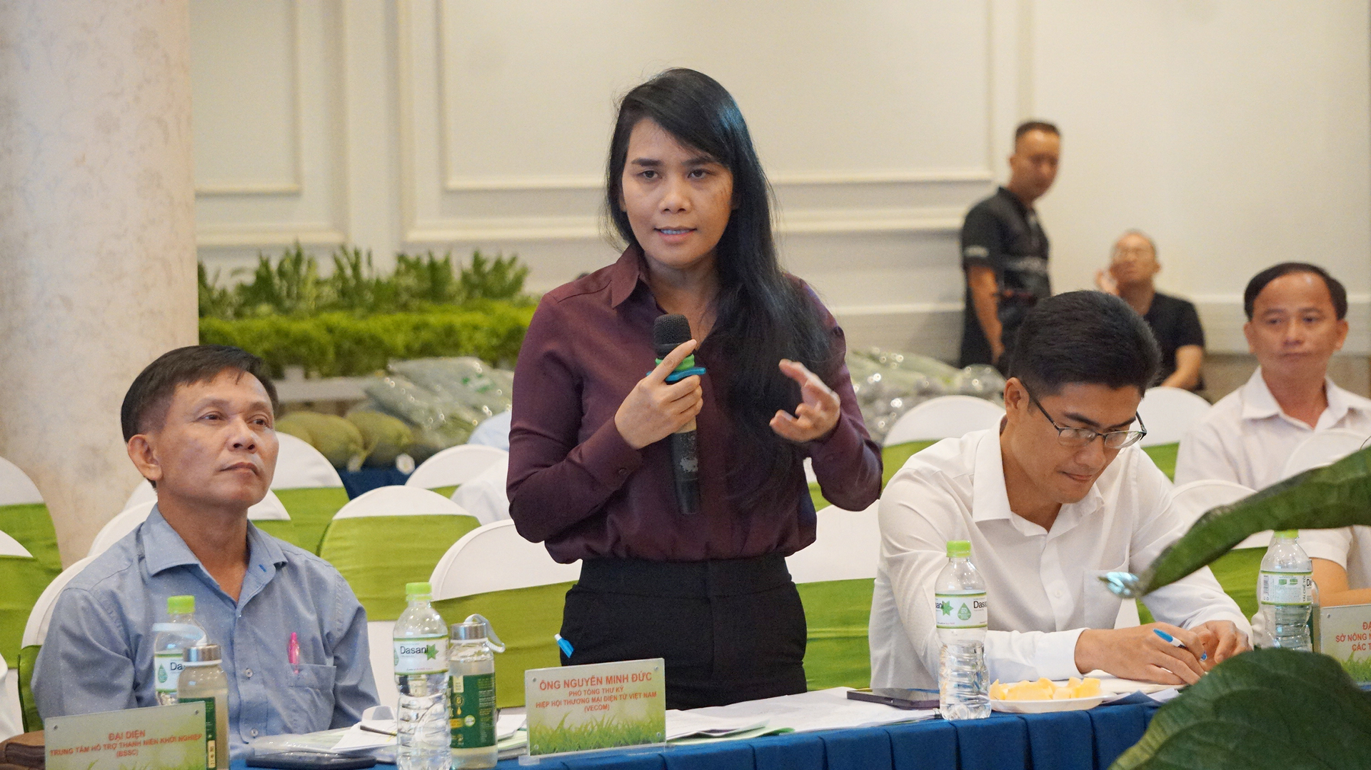 Ms. Hoang Thi Mai, Director of the Sub-Department of Rural Development under Ho Chi Minh City's Department of Agriculture and Rural Development, answering inquiries from businesses and cooperatives regarding support policies. Photo: Nguyen Thuy.