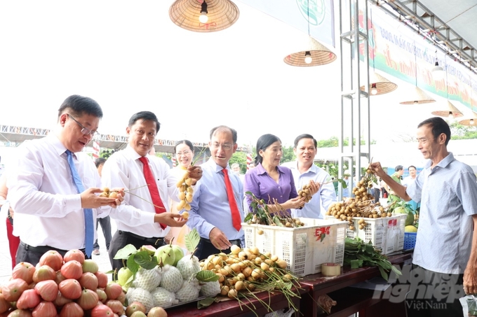 Hội chợ trưng bày nhiều loại trái cây đặc sản của huyện Phong Điền, qua đó tôn vinh thành quả lao động của bà con nông dân, tạo cơ hội thúc đẩy chuỗi liên kết '4 nhà'. Ảnh: Kim Anh.