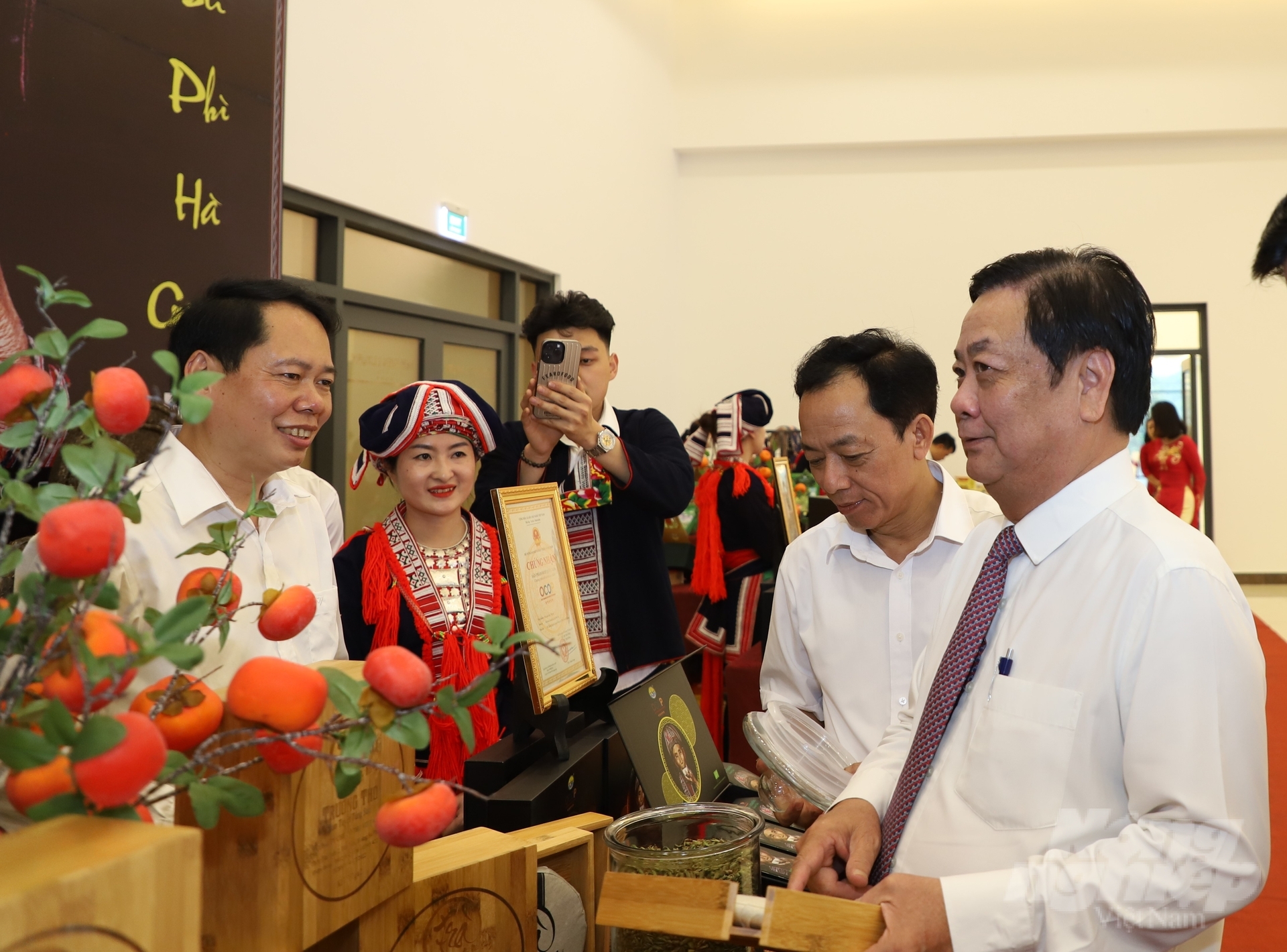 Từ gợi ý của Bộ trưởng Lê Minh Hoan, HTX chè Phìn Hồ đã quyết định đổi tên 'trà Phổ Nhĩ' sang tên mới 'Trà Cổ Việt'. Ảnh: Ngọc Tú.