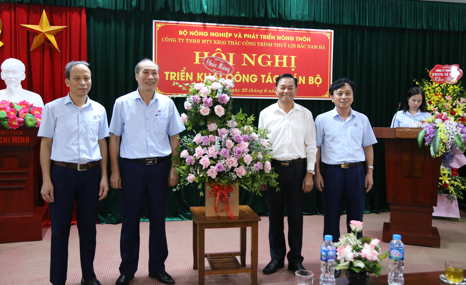 Ông Nguyễn Phùng Hoan (thứ hai từ phải sang) - Phó Chủ tịch HĐND tỉnh Nam Định tặng hoa chúc mừng các thế hệ lãnh đạo Công ty TNHH MTV Khai thác công trình thủy lợi Bắc Nam Hà. Ảnh: Minh Phúc.