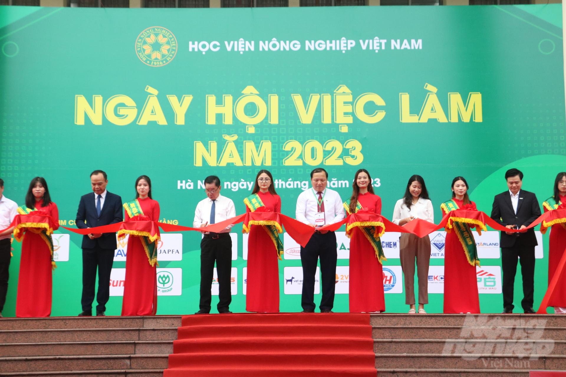 Ngày hội việc làm năm 2023 của Học viện Nông nghiệp Việt Nam thu hút 68 doanh nghiệp tham gia tuyển dụng với gần 4.000 cơ hội thực tập, việc làm được đăng ký. Ảnh: Hưng Giang.