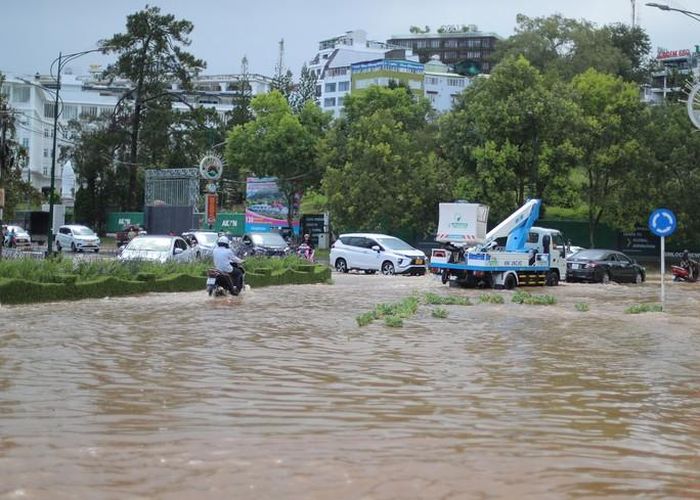 Một tuyến phố ở trung tâm TP Đà Lạt ngập trong biển nước. Ảnh: T.C.