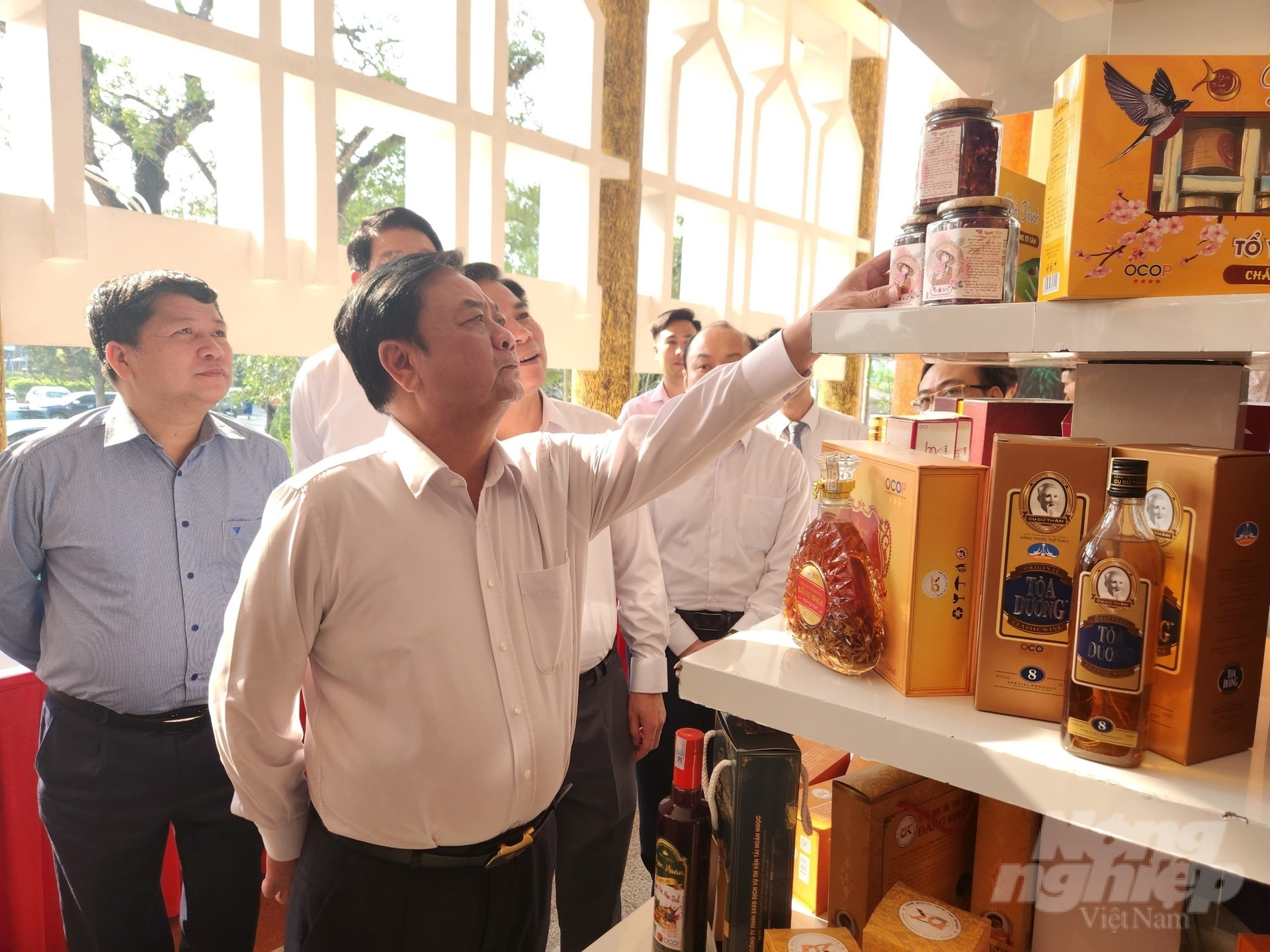 Bộ trưởng Lê Minh Hoan cùng lãnh đạo tỉnh Thanh Hóa thăm các gian hàng trưng bày sản phẩm OCOP. Ảnh: Quốc Toản.