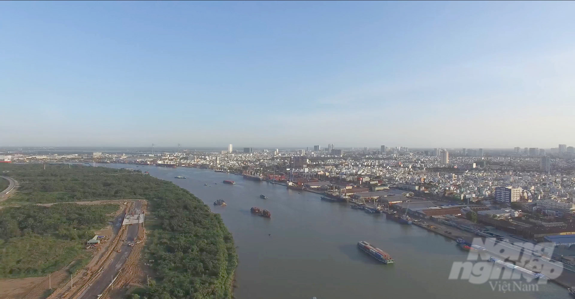 Sông Sài Gòn đang phát huy rất tốt mảng giao thông vận tải đường thủy nhưng chưa thể tận dụng được các tiềm năng khác. Ảnh: Lê Bình.