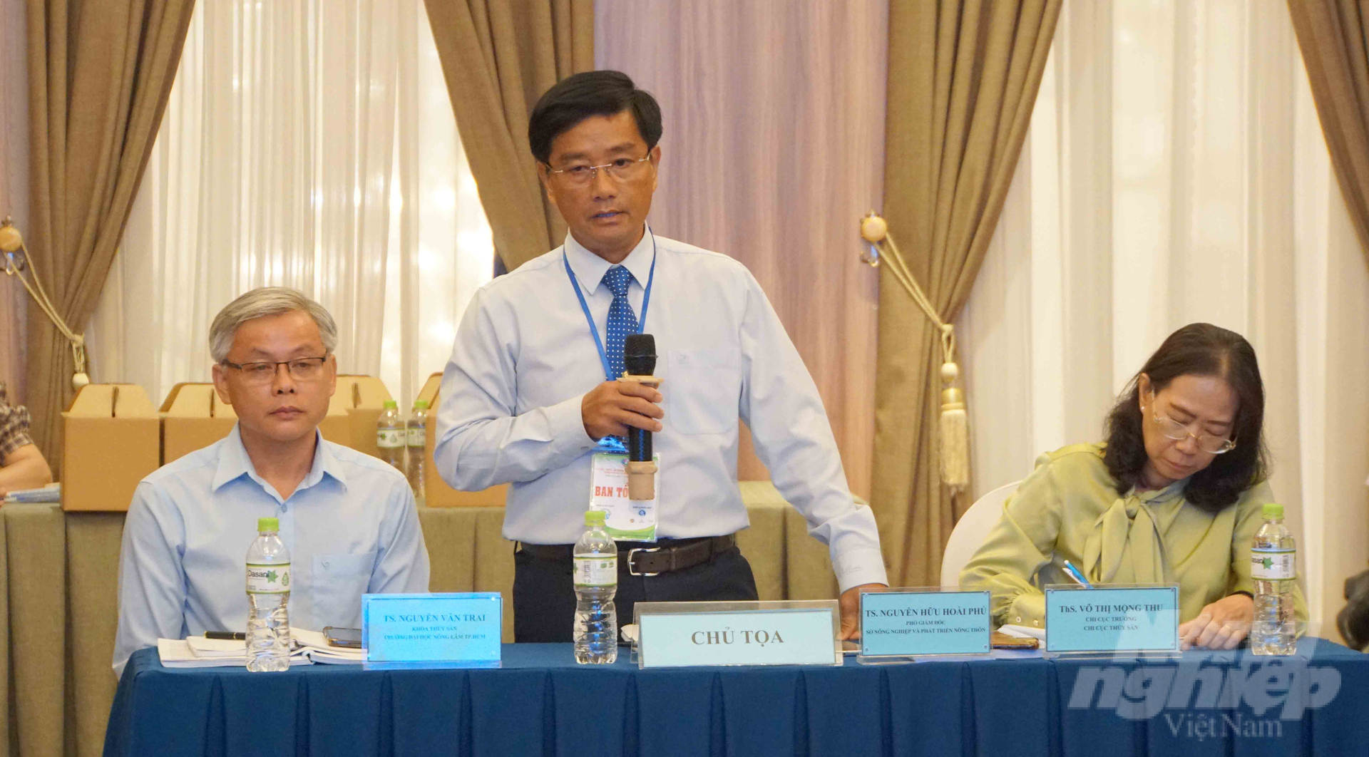 Tiến sĩ Nguyễn Hữu Hoài Phú, Phó Giám đốc Sở NN-PTNT TP.HCM (đứng) phát biểu chỉ đạo tại hội thảo. Ảnh: Lê Bình.